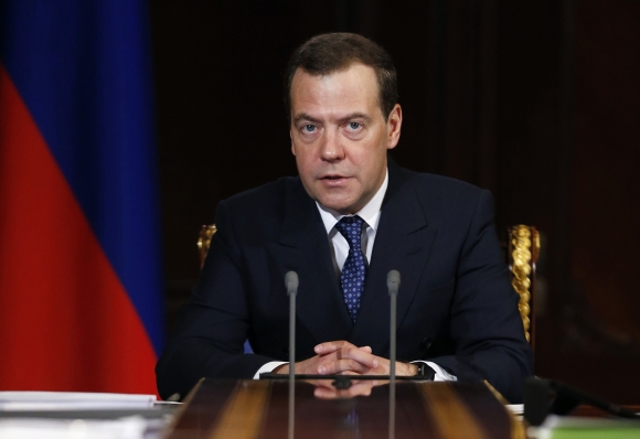 Медведев поручил увеличить объемы строительства цементобетонных дорог