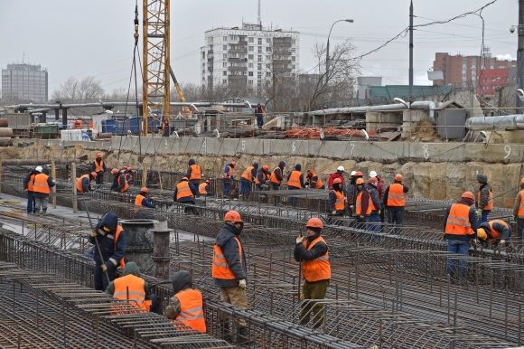 На стройплощадки Москвы мобилизуют дополнительных рабочих из регионов и дружественных стран