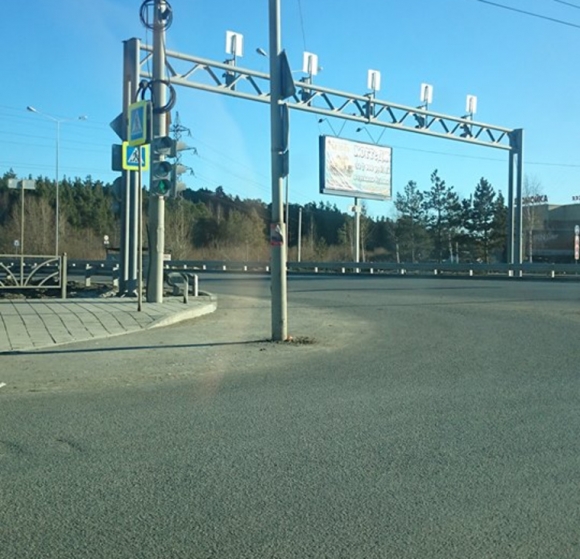 ГИБДД принял в строй дорогу со столбом
