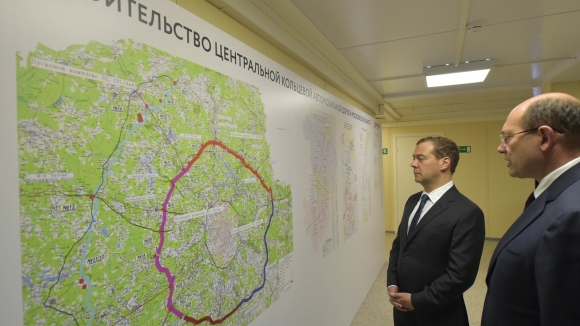 Узкая военная «бетонка» начинает превращаться в высококлассную трассу