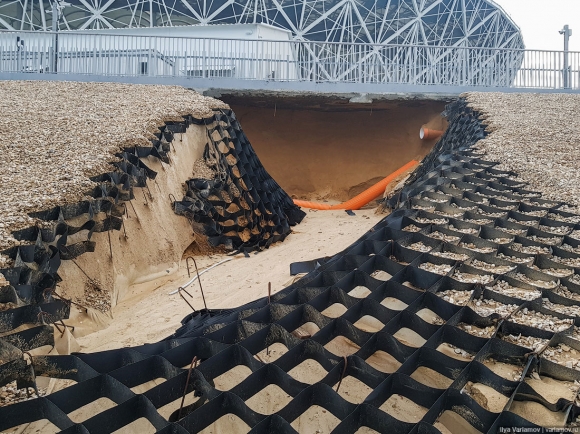 «Волгоград Арена» готова уплыть, в Самаре дожди размыли газон, в Нижнем Новгороде - дорогу