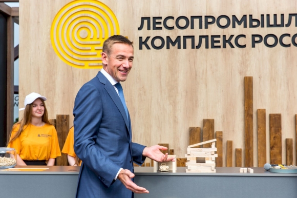Минпромторг <br />
открыл «современную жизнь <br />
в деревянном доме»