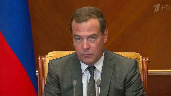 Медведев погружается в битум