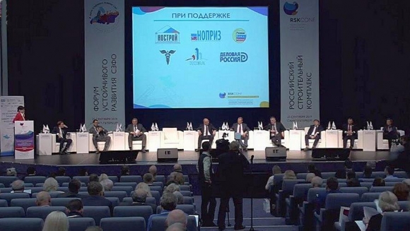 Строители и власть – <br />
в поисках денег <br />
и кадров