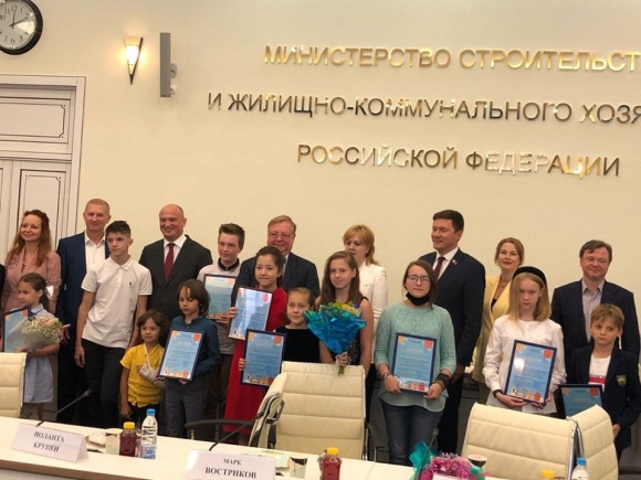 Дети спросили у строителей про налоги, Пизанскую башню и пленку с пупырышками