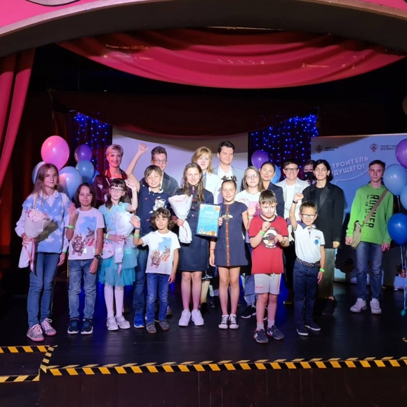 Дети-победители конкурса «СпросиСтроителя» получили праздник,  призы и подарки