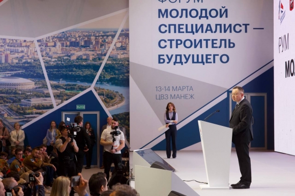 Молодые строители смотрят на свое будущее в Москве