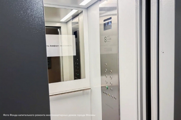 ЩЛЗ поставил для ФКР Москвы лифты с зеркальными медиа-экранами