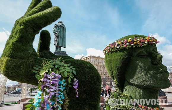 В Москве торговле помогает огромная зеленая голова