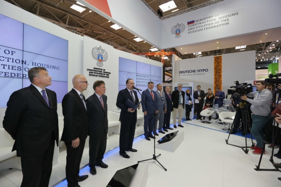 Минстрой и строители выступили единым стендом